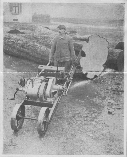 Foto Mann schiebt Motor-Quersäge "Dubler"