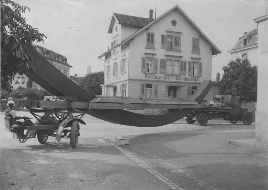 Foto Saurer Langholztransportwagen mit lenkbarem Zweiradanhänger