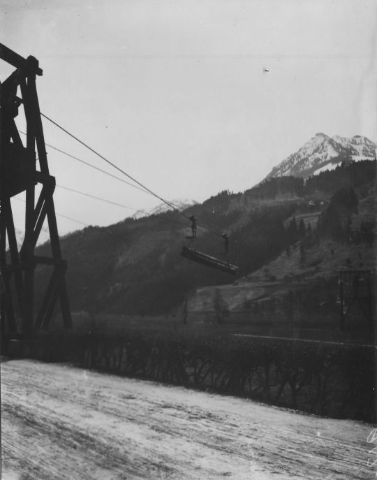 Foto Transport von Langholz mit der Drahtseilriese bei Feldkirch im Saminatobel.