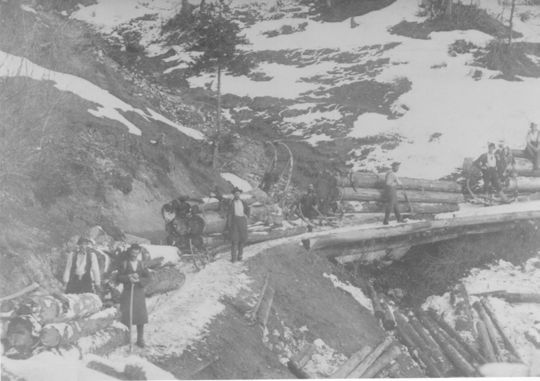 Foto Kolonne von handgezogenen Schlitten