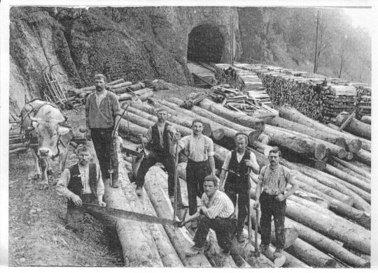 Foto Arbeiter vor dem Mühlifluhtunnel vor Goldau