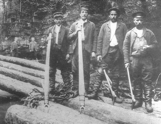 Foto Flösser-Gespann in langen Stiefeln mit Griffen, Äxten und Wieden.