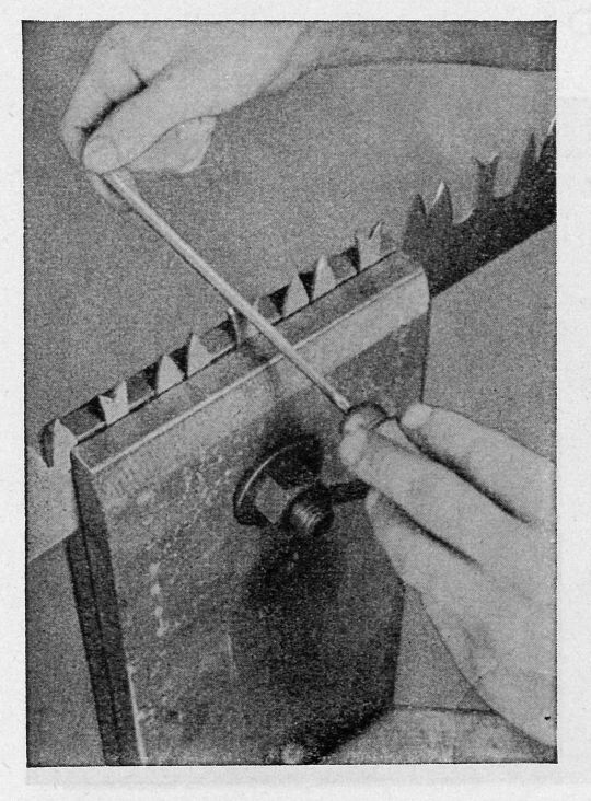 Foto Feilen der Hobelzähne einer Hobelzahnung