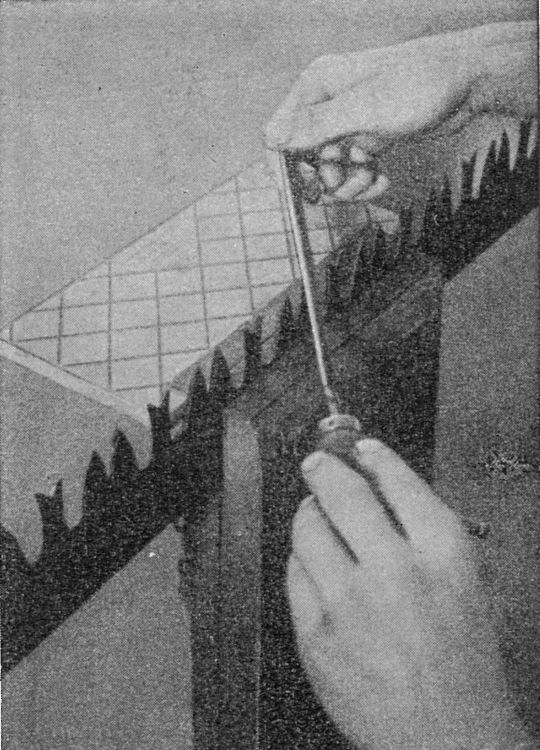 Foto Feilen der Sägezähne einer Hobelzahnung