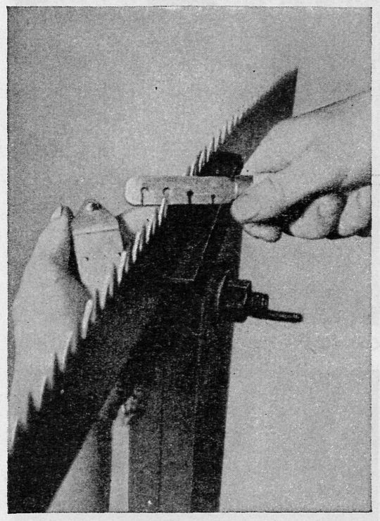 Foto Schränken der Zähne einer Zweimannzugsäge mit unterbrochener Dreieckszahnung