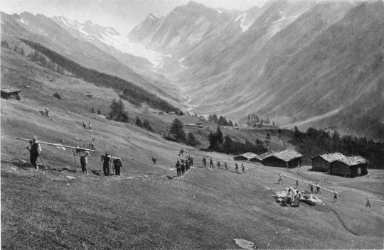 Foto Männer und Frauen, Greise und Kinder helfen beim Tragen mit