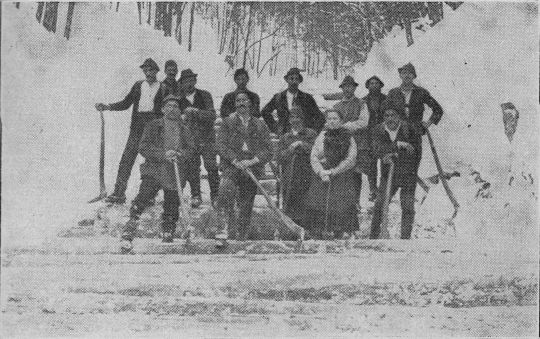 Foto "Verschneiter, teilweise aufgeschaufelter Blochholzganter"