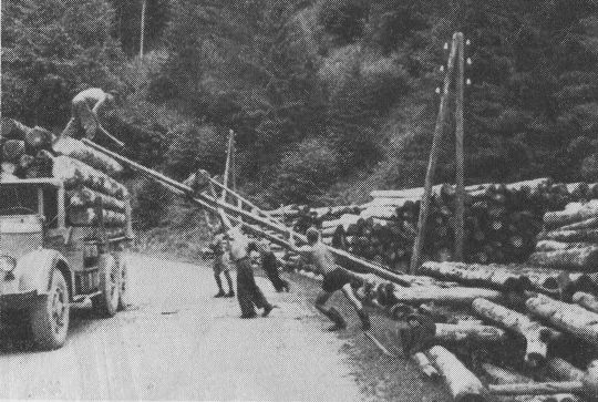Foto "Aufladen von zu tief liegenden Verladerampen auf Fahrzeuge durch Handarbeit"