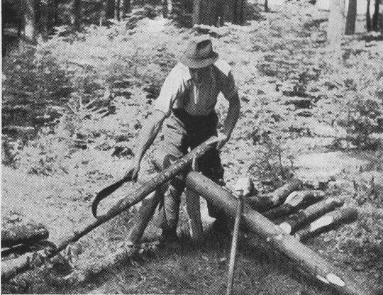Foto "Nachziehen des Holzstücks mit Hilfe des Gertels"