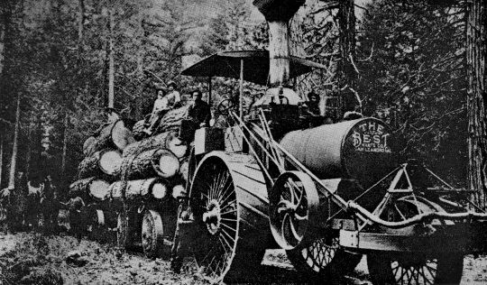 Foto "Dampftraktor C.L. Best mit stehendem Feuerrogrkessel bei Holzbringung 1885"