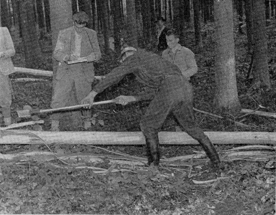 Foto "Beispiel für das Ausnutzen der Körperbewegung beim Entrinden"