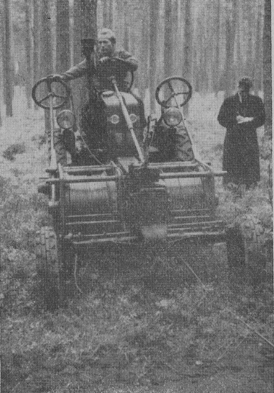 Foto "Einsatz eines Geräteträgers mit Doppeltrommelseilwinde zum Rücken"