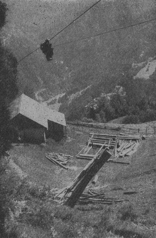 Foto "Ausformungsplatz am Fusse eines Langstreckenseilkranes"