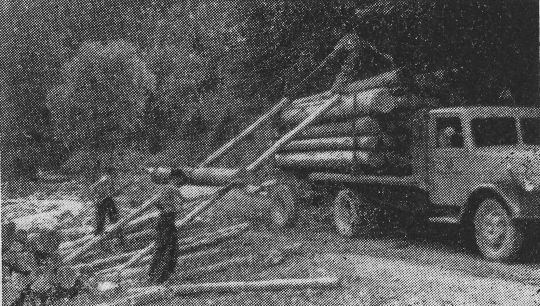 Foto "Laden von Hand aus mit Hilfe eines Seiles"