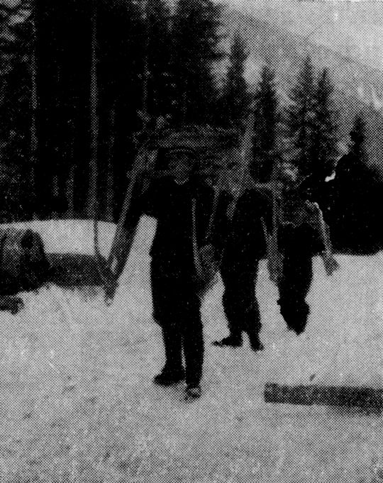 Foto "Aufwärtstragen von Gosauer-Schlitten"