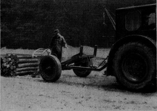 Foto "Beladen eines Rückewagens mit einem Schichtholzbündel..."