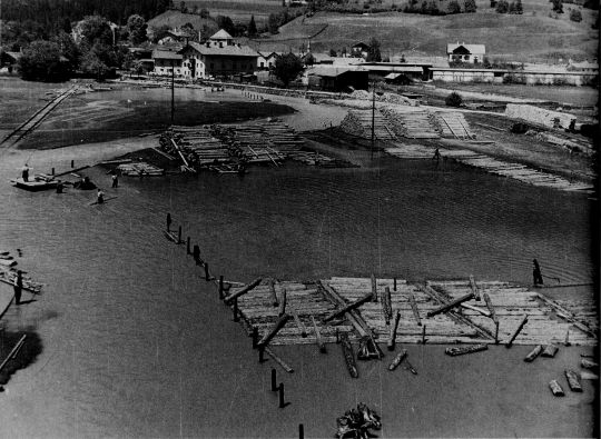 Foto "Die Holzlände an der Brandenberger Ache in Kramsach/Tirol an einem Trifttag"