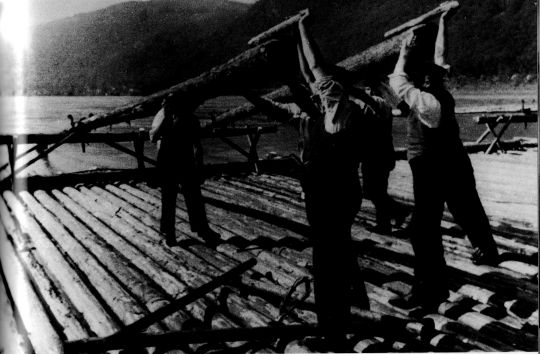 Foto "Selbst bei geschleppten Flössen erforderte die Bedienung der Streichen..."