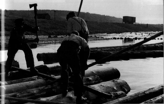 Foto "Ein Mainfloß wird in Marktbreit eingebunden"