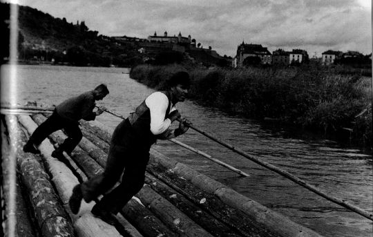 Foto "Mit den langen Floßstangen dirigieren die Flößer ihr Mainfloß"