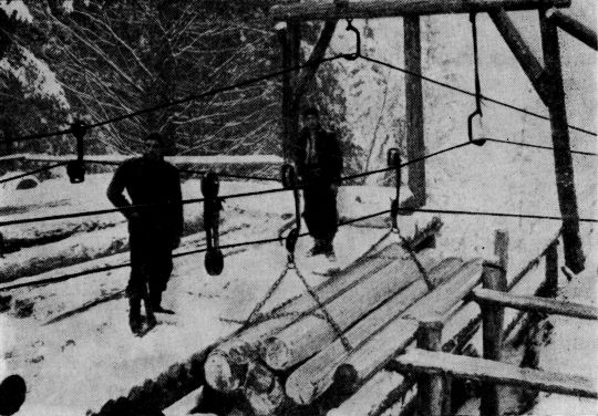 Foto "Bergstation einer kärtnerischen Umlaufseilbahn mit Umhängebetrieb..."