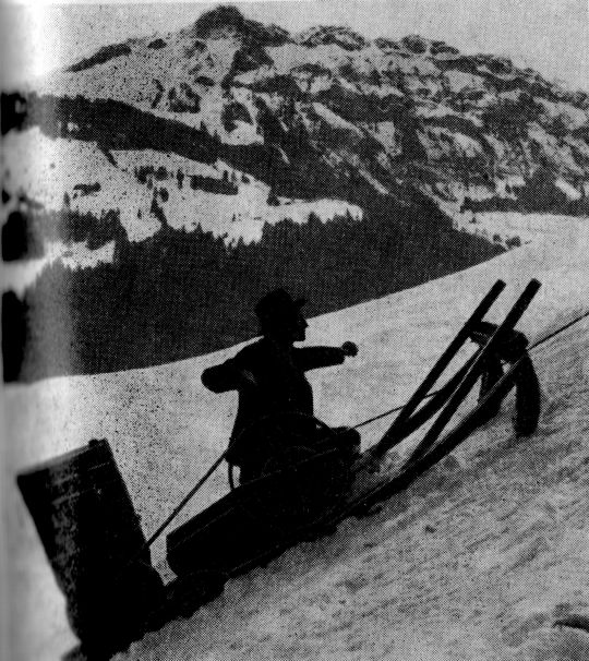 Foto "J. Wyssen mit aus einem Alpschlitten gebauten Motorschlitten"