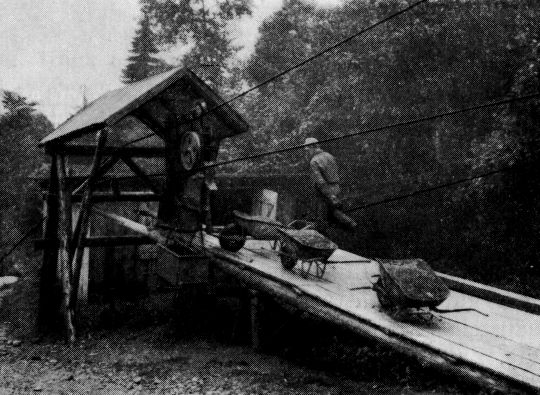 Foto "Beladung eines Hinteregger Seilkranwagens in der Talstation"