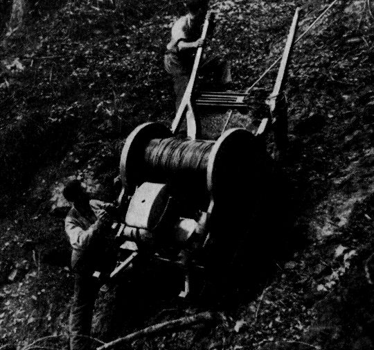 Foto "Bergfahrt des Motorschlittens in schwierigem Gelände"