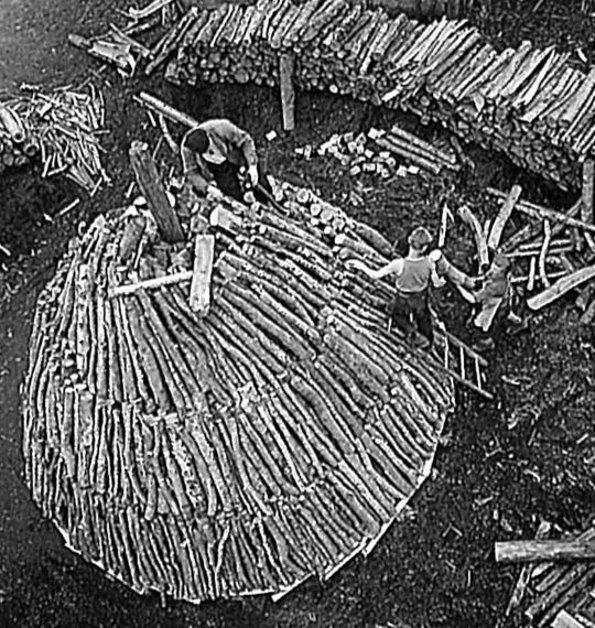 Foto "Kohlenmeiler von Peter Duss im Fontannental (Napfgebiet) 1940"