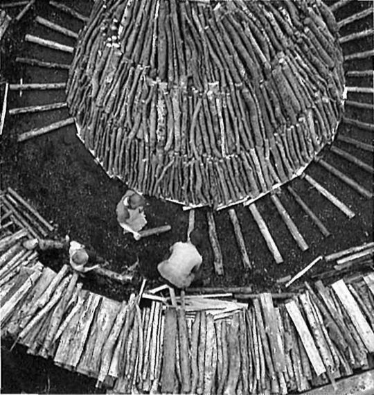 Foto "Kohlenmeiler von Peter Duss im Fontannental (Napfgebiet) 1940"