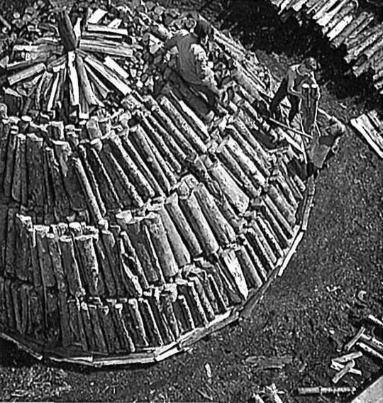 Foto "Kohlenmeiler von Peter Duss im Fontannental (Napfgebiet) 1940"