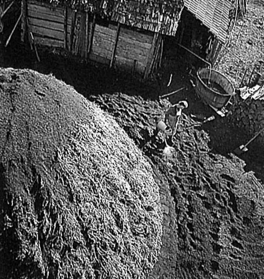 Foto "Kohlenmeiler von Peter Duss im Fontannental (Napfgebiet) 1940"