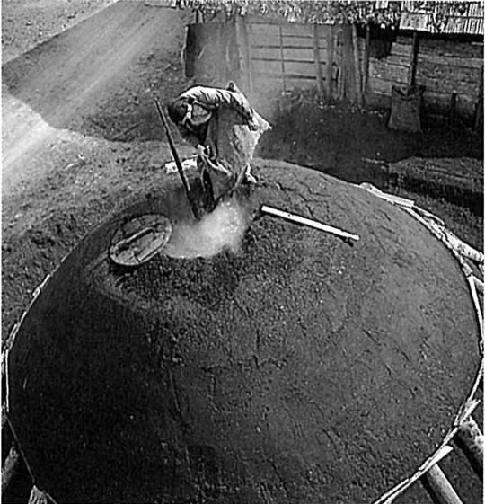 Foto "Im Napfgebiet wird das alte Gewerbe der Holzkohlenbereitung noch immer ausgeübt"