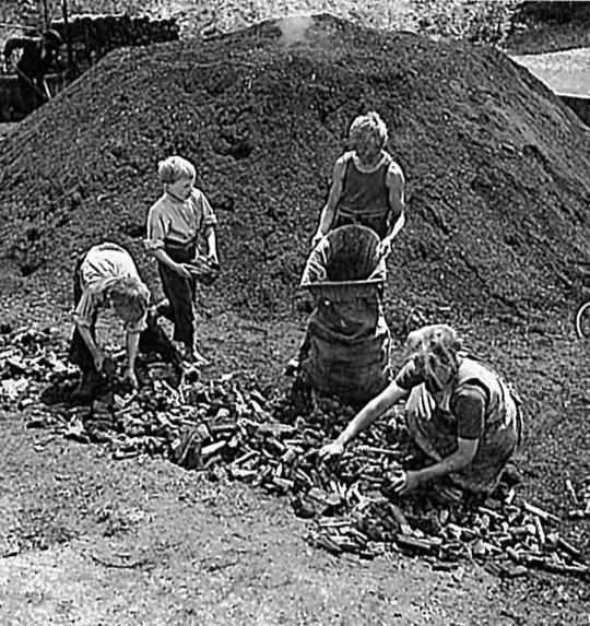 Foto Füllen der Kohlen in Säcke