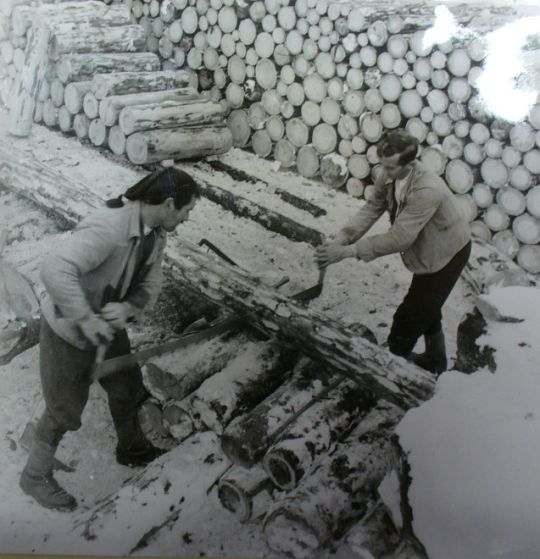 Foto Arbeiter beim Einschneiden