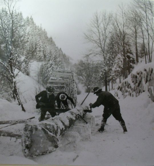 Foto Arbeiter beim Einschneiden