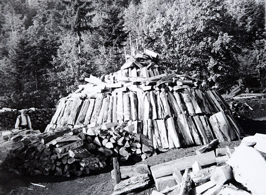 Foto Kohlenmeiler in Vorbereitung