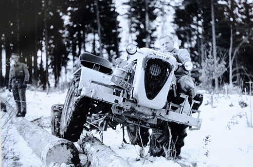 Foto Pullax beim Holzpoltern