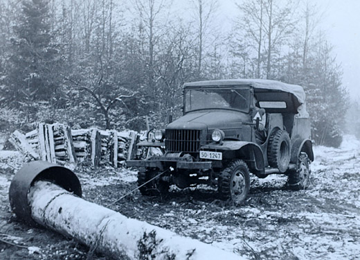 Foto Rücken mit Dodge Armeefahrzeug, Schlepphaube