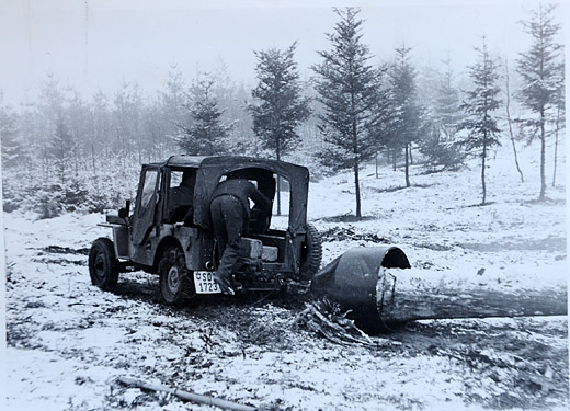 Foto Rücken mit Jeep und Schlepphaube