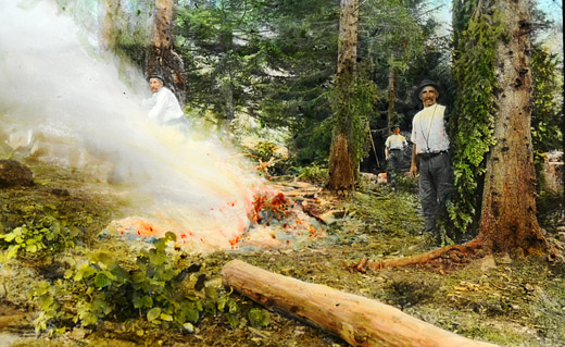 Foto Waldarbeiter beim feuern