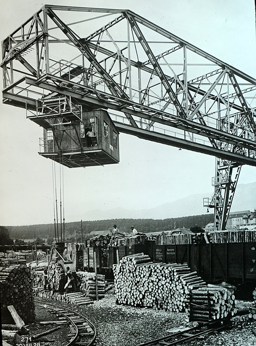 Foto Holzverlad aus Bahnwagen mit Grosskran