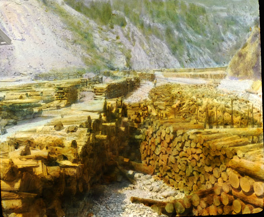Foto Holzlagerplatz am Fluss