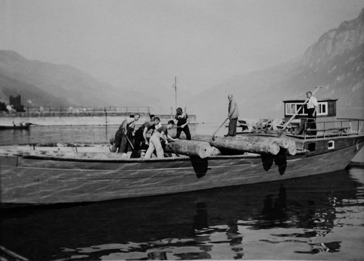 Foto Holztransport auf Ledischiff