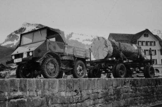 Foto Unimog mit Trämel bei Bahnhof