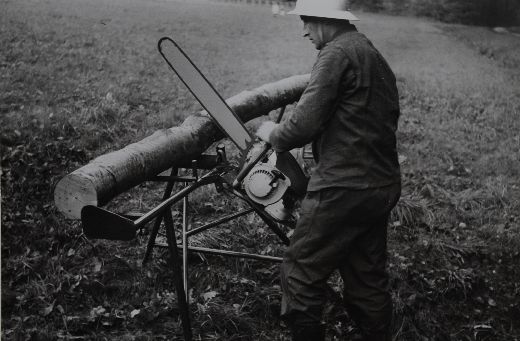Foto Einschneiden von Brennholz