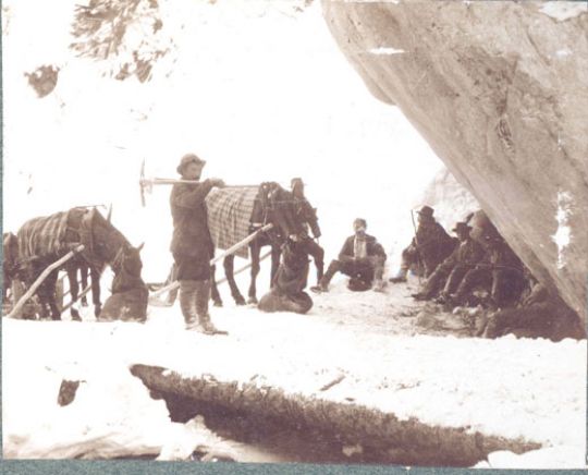 Foto Rast unter Felsen