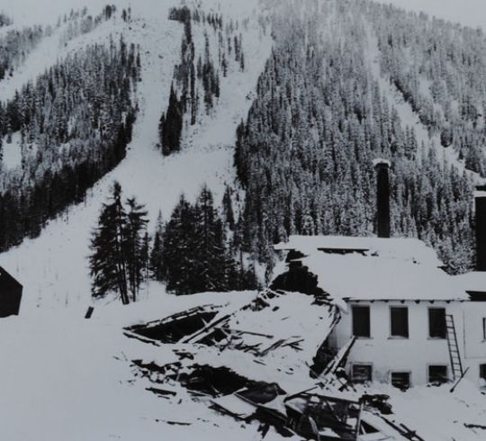 Foto Von Lawine zerstörter Hausteil