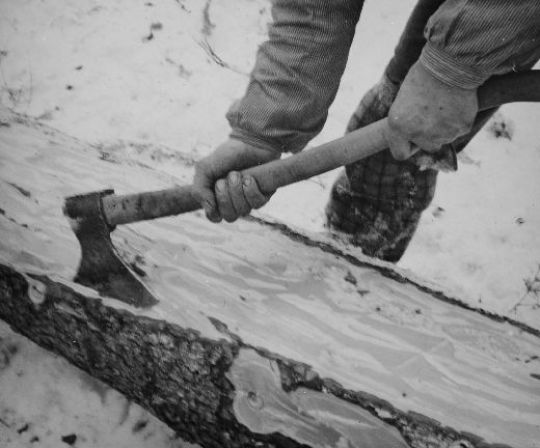 Foto Entrinden mit Axt