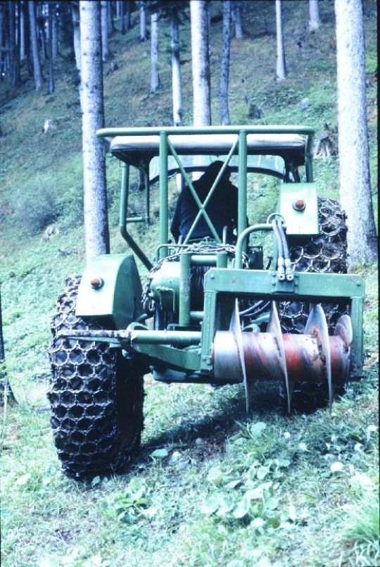 Foto Dreiradtraktor im steilen Gelände